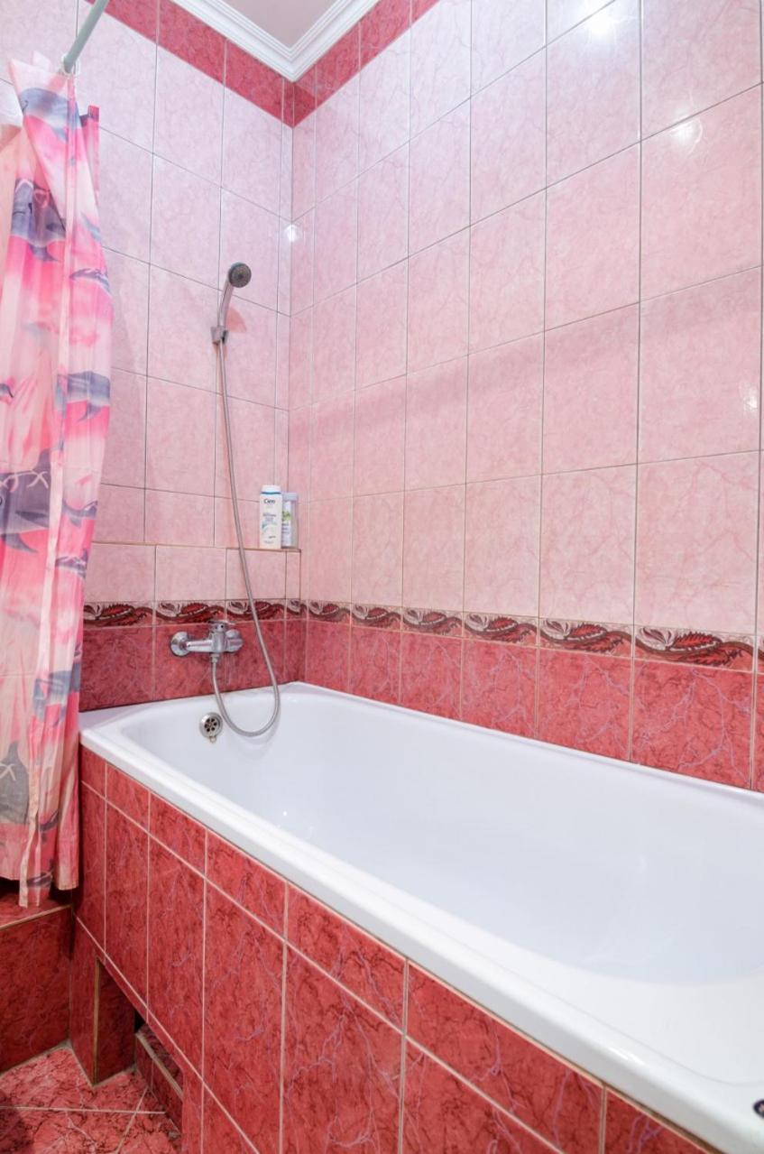 1 Bedroom On B. Khmelnytskogho - Centre